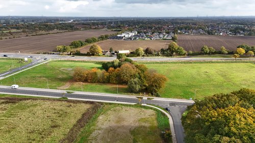 Im Hintergrund die Autobahn A7, im Vordergrund die Grundstücke des Gewerbegebietes