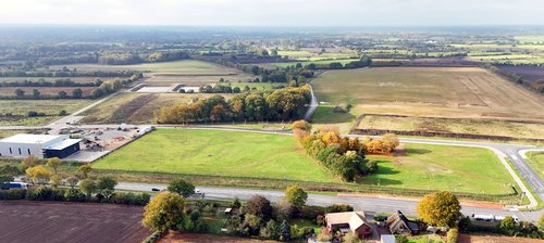 Strassen, Wiesen und erste Bautätigkeit im Gewerbegebiet